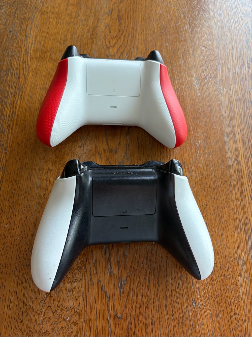 Xbox Wireless Controller Duo - Red & White - Picture 2 of 9